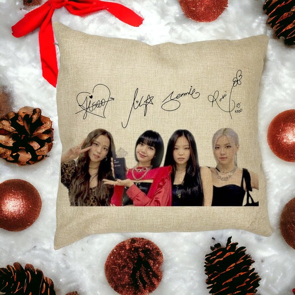 Perna Decorativa Patrata Blackpink K-POP semnaturi, 40x40 cm, Husa Detasabila, Burduf 23 BSC0145 PhotoRoom 1