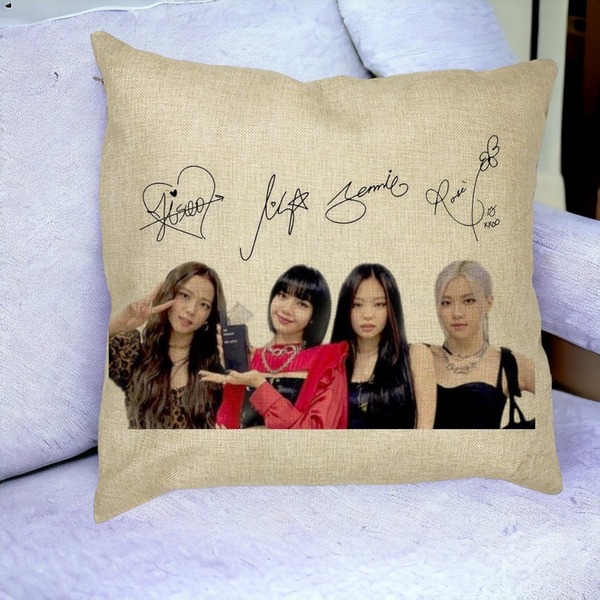 Perna Decorativa Patrata Blackpink K-POP semnaturi, 40x40 cm, Husa Detasabila, Burduf 21 BSC0145 PhotoRoom 3