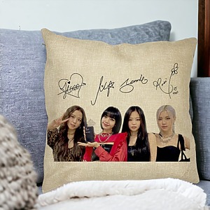Alternative view of Perna Decorativa Patrata Blackpink K-POP semnaturi, 40x40 cm, Husa Detasabila, Burduf