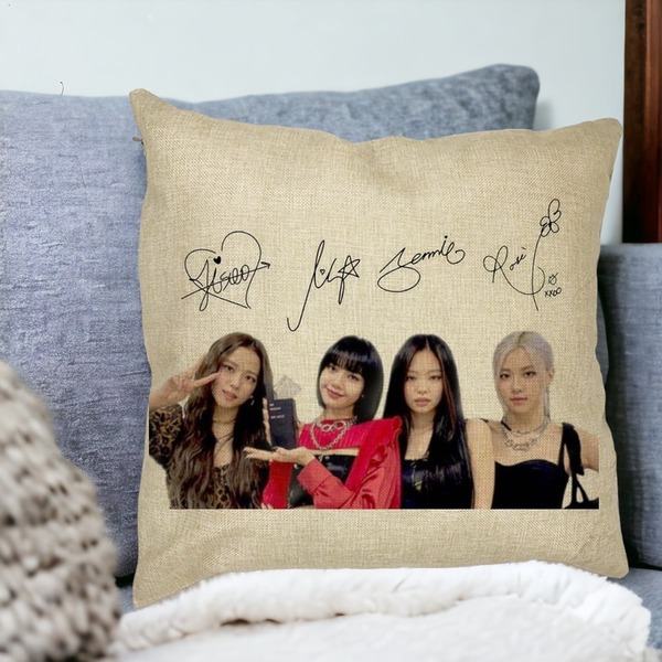 Perna Decorativa Patrata Blackpink K-POP semnaturi, 40x40 cm, Husa Detasabila, Burduf 20 BSC0145 PhotoRoom