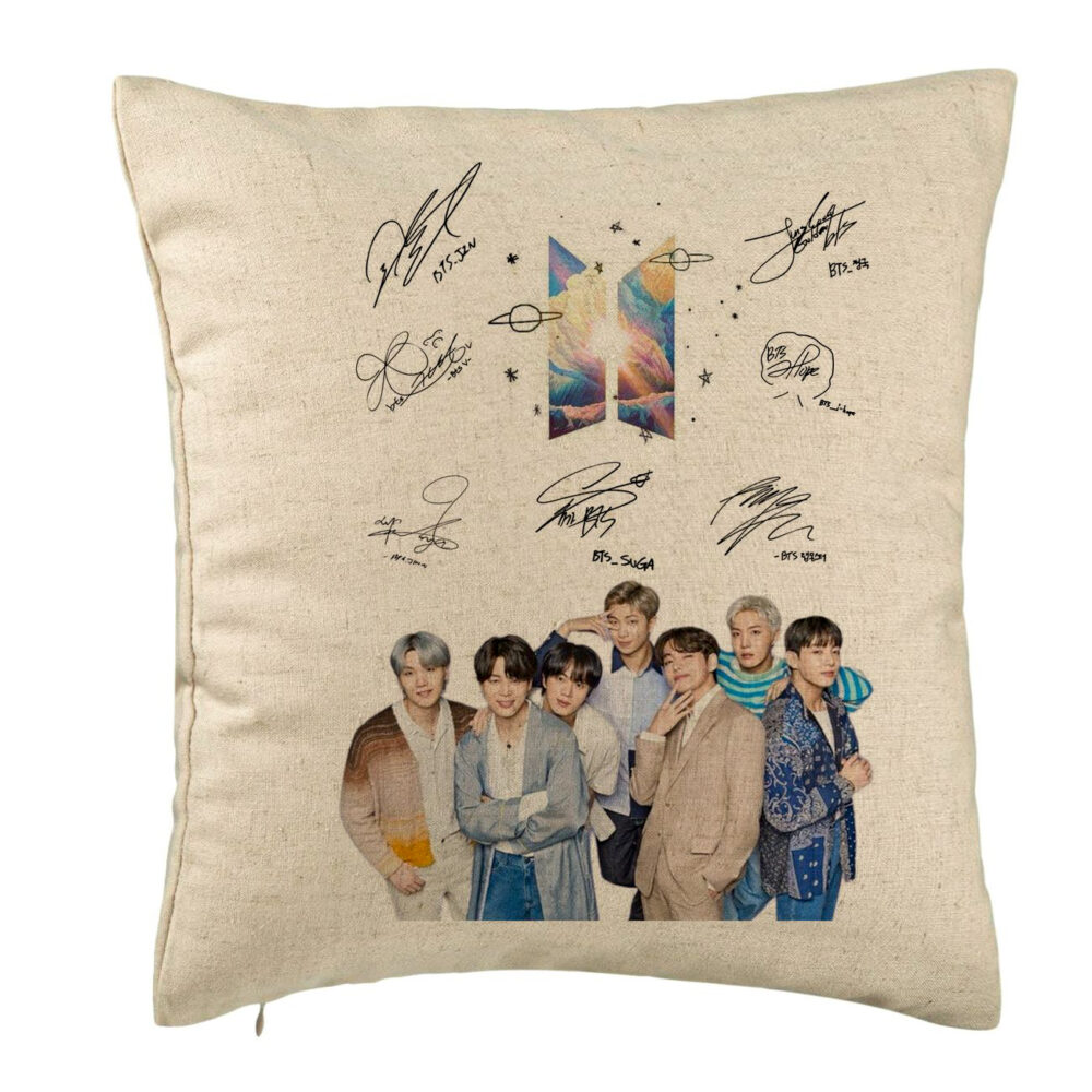 Perna Decorativa BTS Army cu Geci cu Semnaturi, 40x40 cm, Bej, Husa Detasabila, Burduf 5 Perna Decorativa BTS Army cu Geci cu Semnaturi