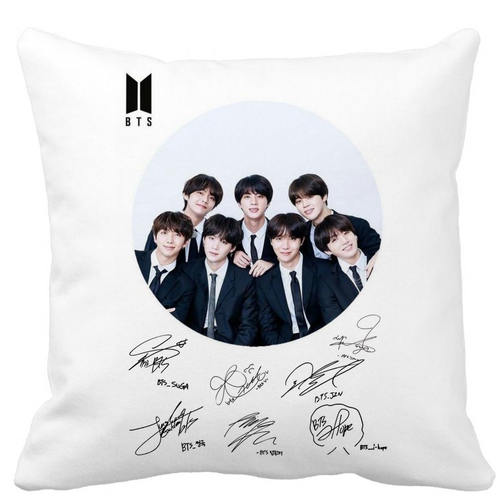 Perna Decorativa BTS Army in Costum cu Semnaturi, 40x40 cm, Alba, Mata, Husa Detasabila, Burduf 3 Perna Decorativa BTS Army in Costum cu Semnaturi