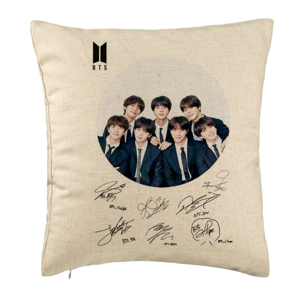 Perna Decorativa BTS Army in Costum cu Semnaturi, 40x40 cm, Bej, Husa Detasabila, Burduf 5 Perna Decorativa BTS Army in Costum cu Semnaturi