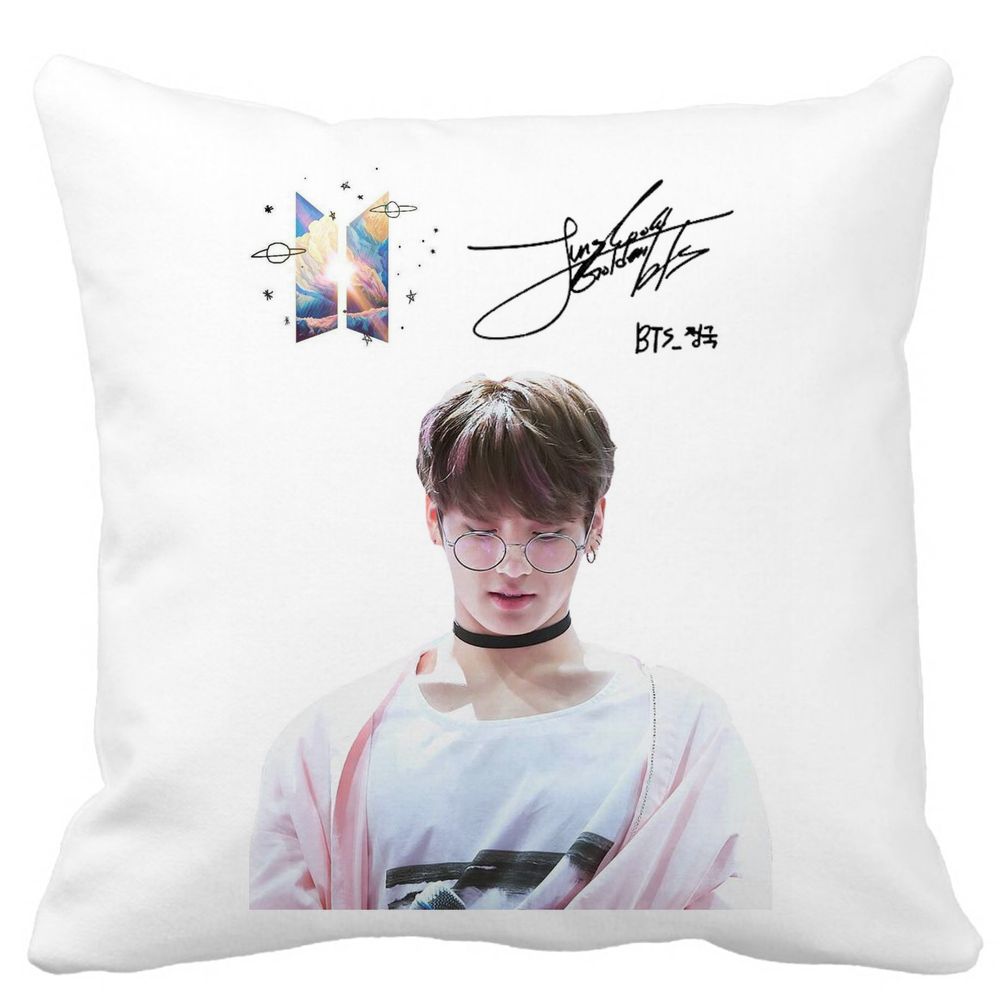 Perna Decorativa BTS Jungkook 2, 40x40 cm, Alba, Mata, Husa Detasabila, Burduf 3 Perna Decorativa BTS Jungkook 2