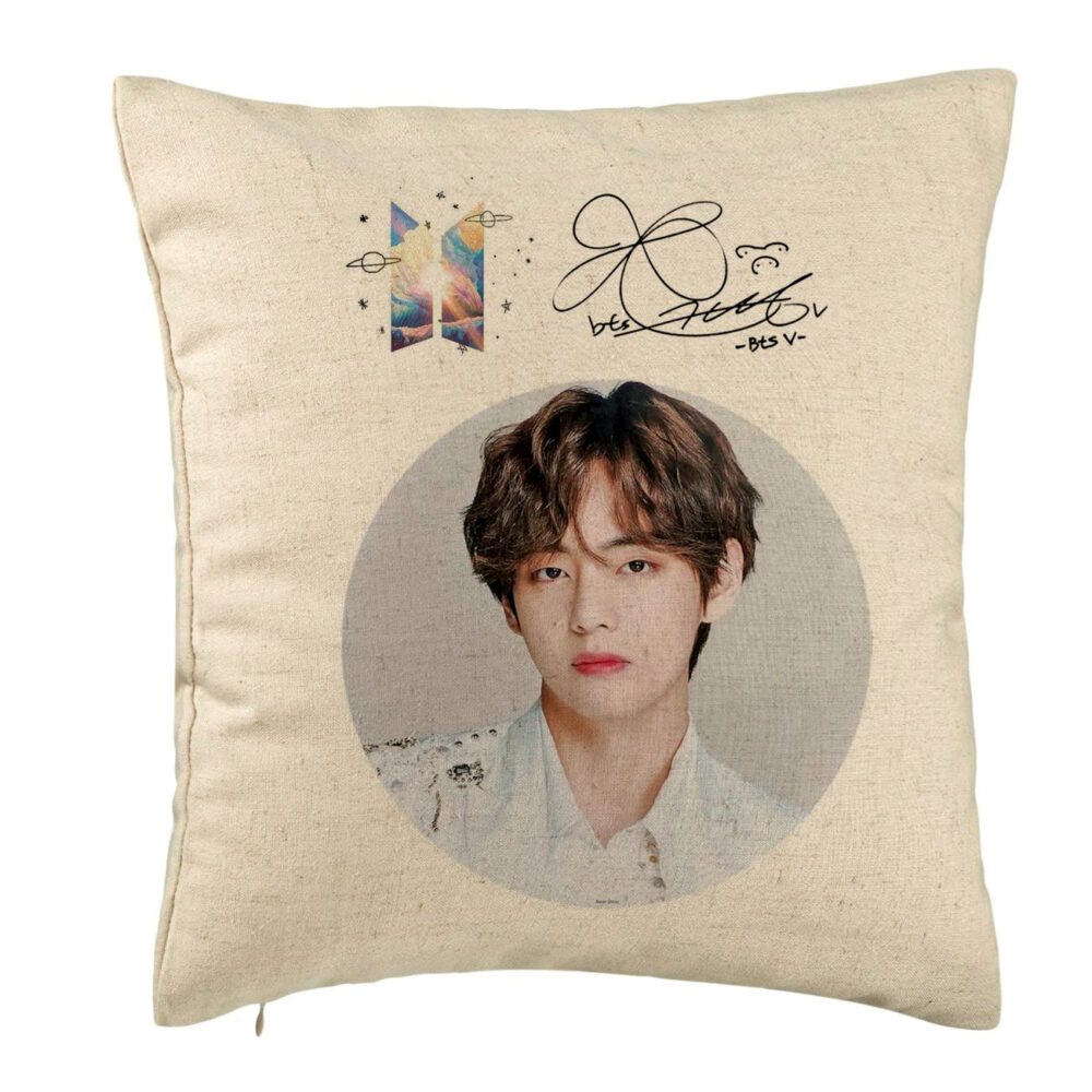Perna Decorativa BTS V cu semnatura, 40x40 cm, Bej, Husa Detasabila, Burduf 5 Perna Decorativa BTS V cu semnatura