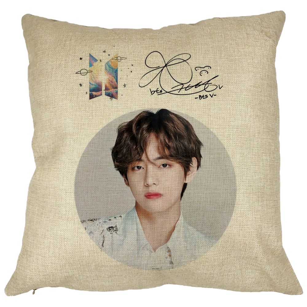 Perna Decorativa BTS V cu semnatura, 40x40 cm, Husa Detasabila, Burduf 11 Perna Decorativa BTS V cu semnatura