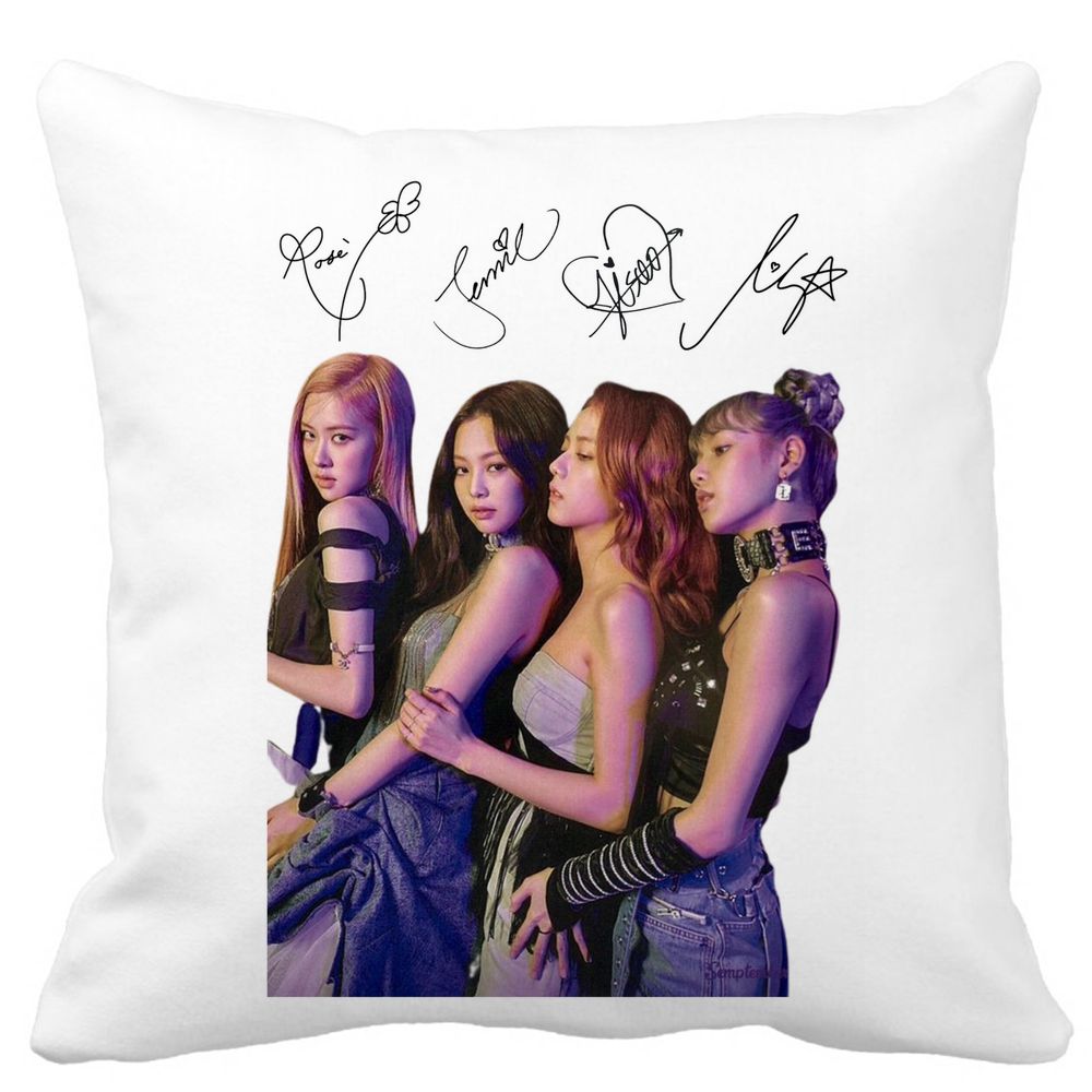 Perna Decorativa BlackPink cu Semnaturi, Model 3, 40x40 cm, Alba, Mata, Husa Detasabila, Burduf 3 Perna Decorativa BlackPink cu Semnaturi