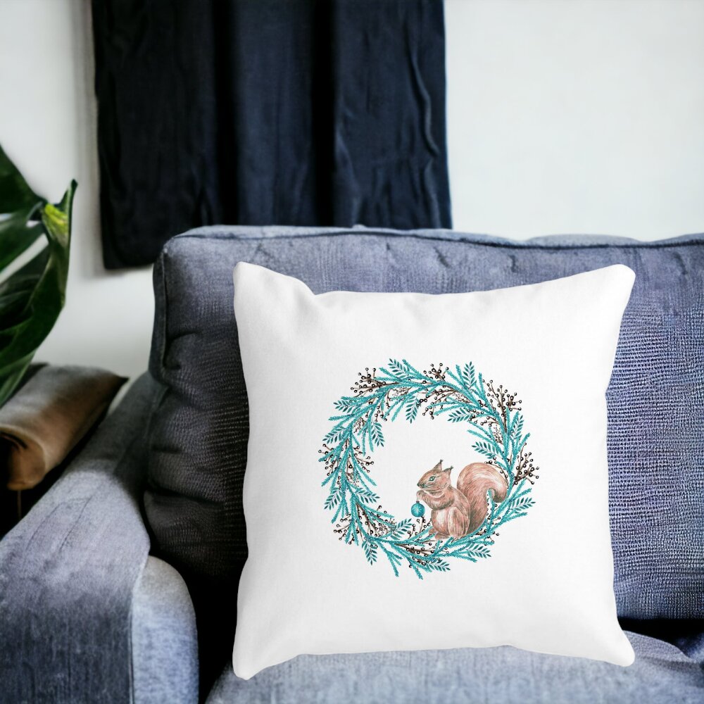 Perna Decorativa Coronita de Craciun si Veverita, 40x40 cm, Alba, Mata, Husa Detasabila, Burduf 13 Alba