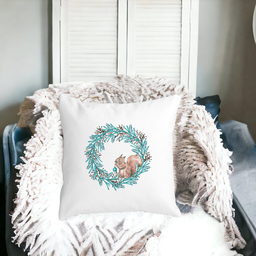Perna Decorativa Coronita de Craciun si Veverita, 40x40 cm, Alba, Mata, Husa Detasabila, Burduf 15 Husa Detasabila
