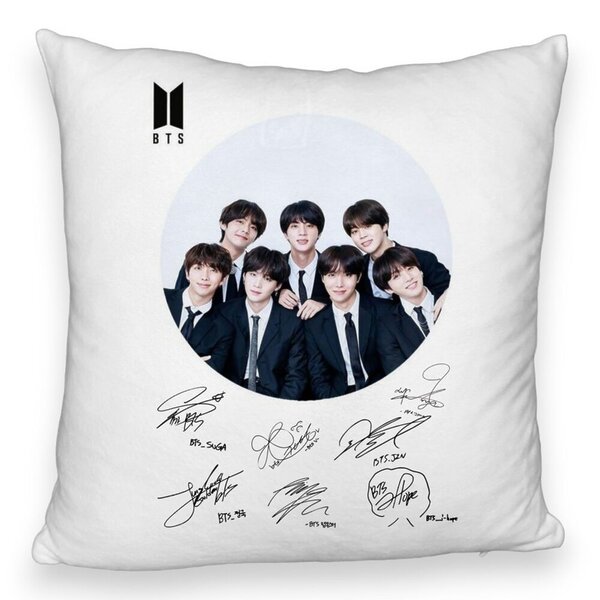 Perna Decorativa Fluffy BTS Army in Costum cu Semnaturi, 40x40 cm, Husa Detasabila, Burduf 3 Perna Decorativa Fluffy BTS Army in Costum cu Semnaturi