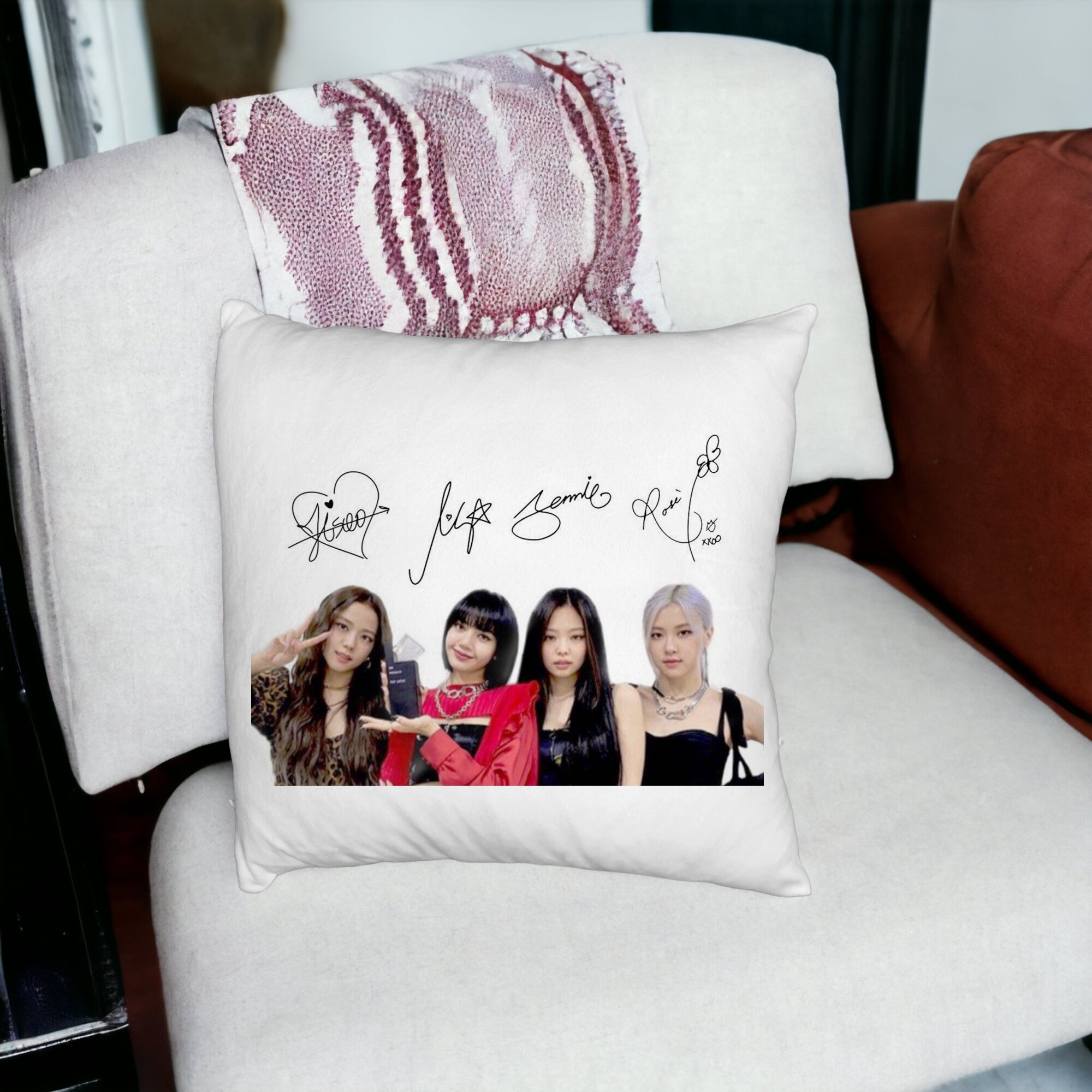 Perna Decorativa Fluffy, Model Blackpink K-POP semnaturi, 40x40 cm, Alba, Husa Detasabila, Burduf 12 Model Blackpink K-POP semnaturi