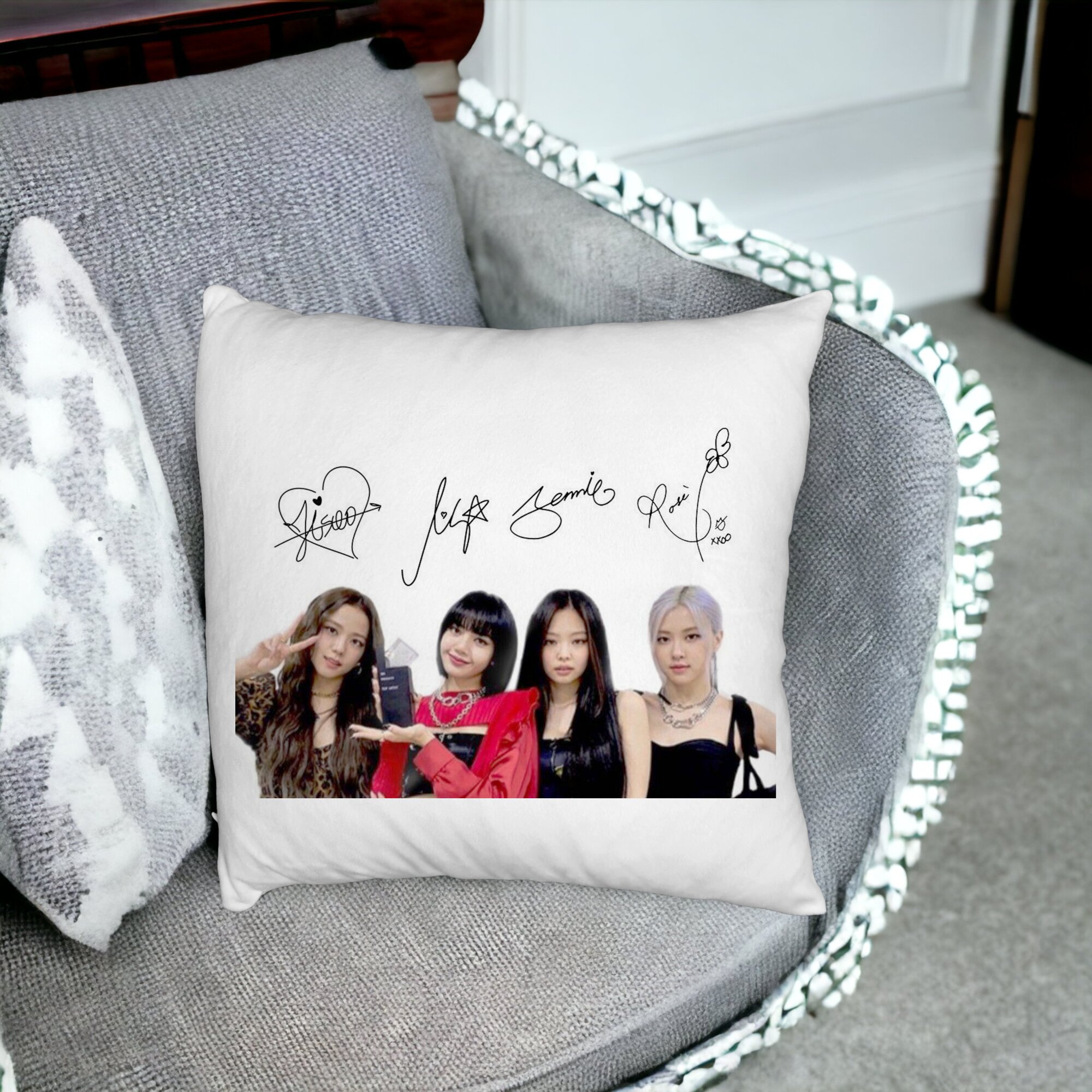 Perna Decorativa Fluffy, Model Blackpink K-POP semnaturi, 40x40 cm, Alba, Husa Detasabila, Burduf 13 40x40 cm