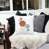 Perna Decorativa Forme Geometrice 3, Multicolor 40x40 cm, Alba, Mata, Husa Detasabila, Burduf 24 Burduf