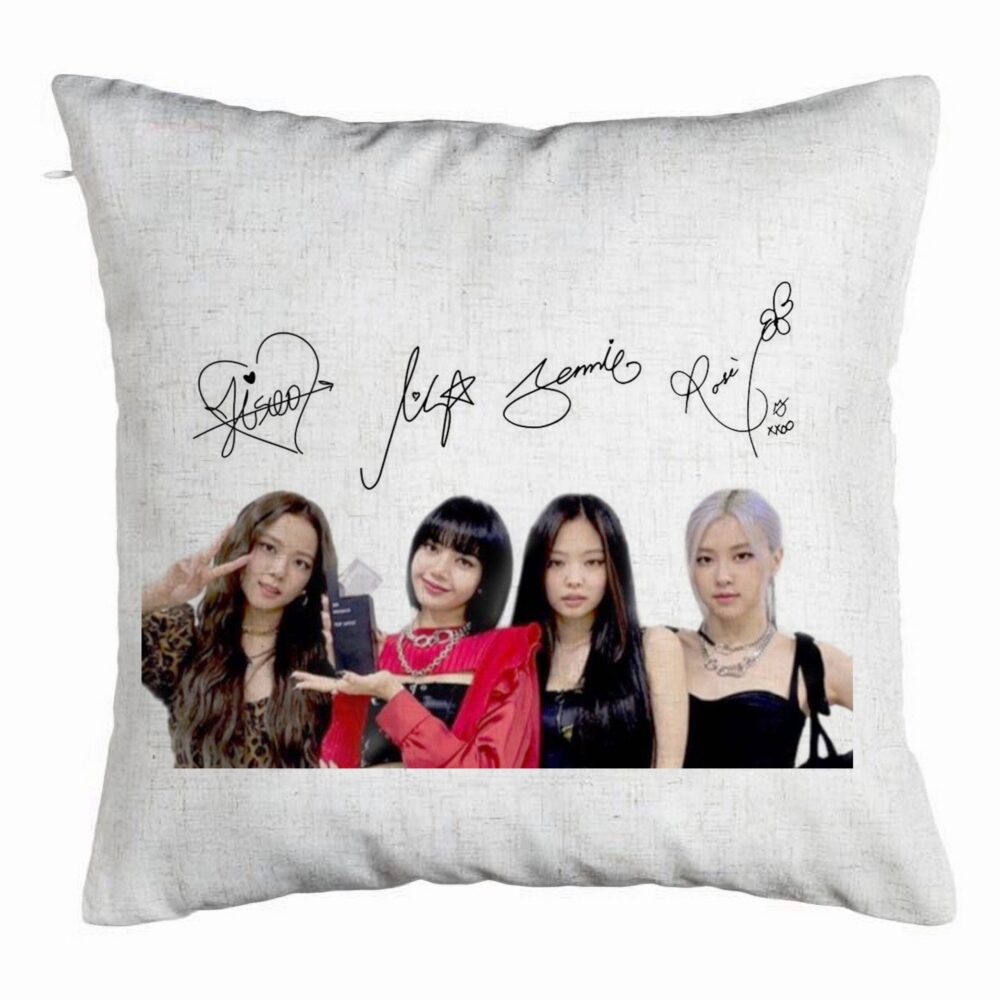 Perna Decorativa, Model Blackpink K-POP semnaturi, 40x40 cm, Alb Murdar, Husa Detasabila, Burduf 5 Perna Decorativa