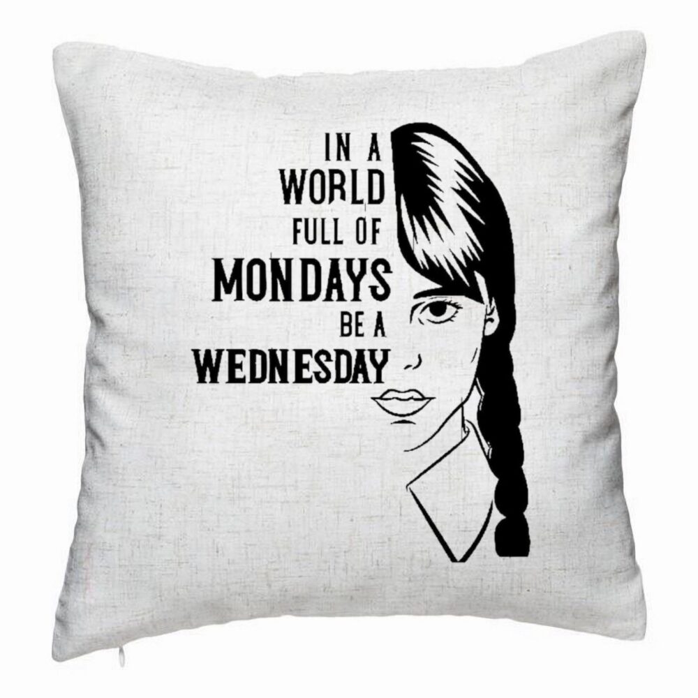 Perna Decorativa, Model Wednesday Addams si Text, 40x40 cm, Alb Murdar, Husa Detasabila, Burduf 5 Perna Decorativa