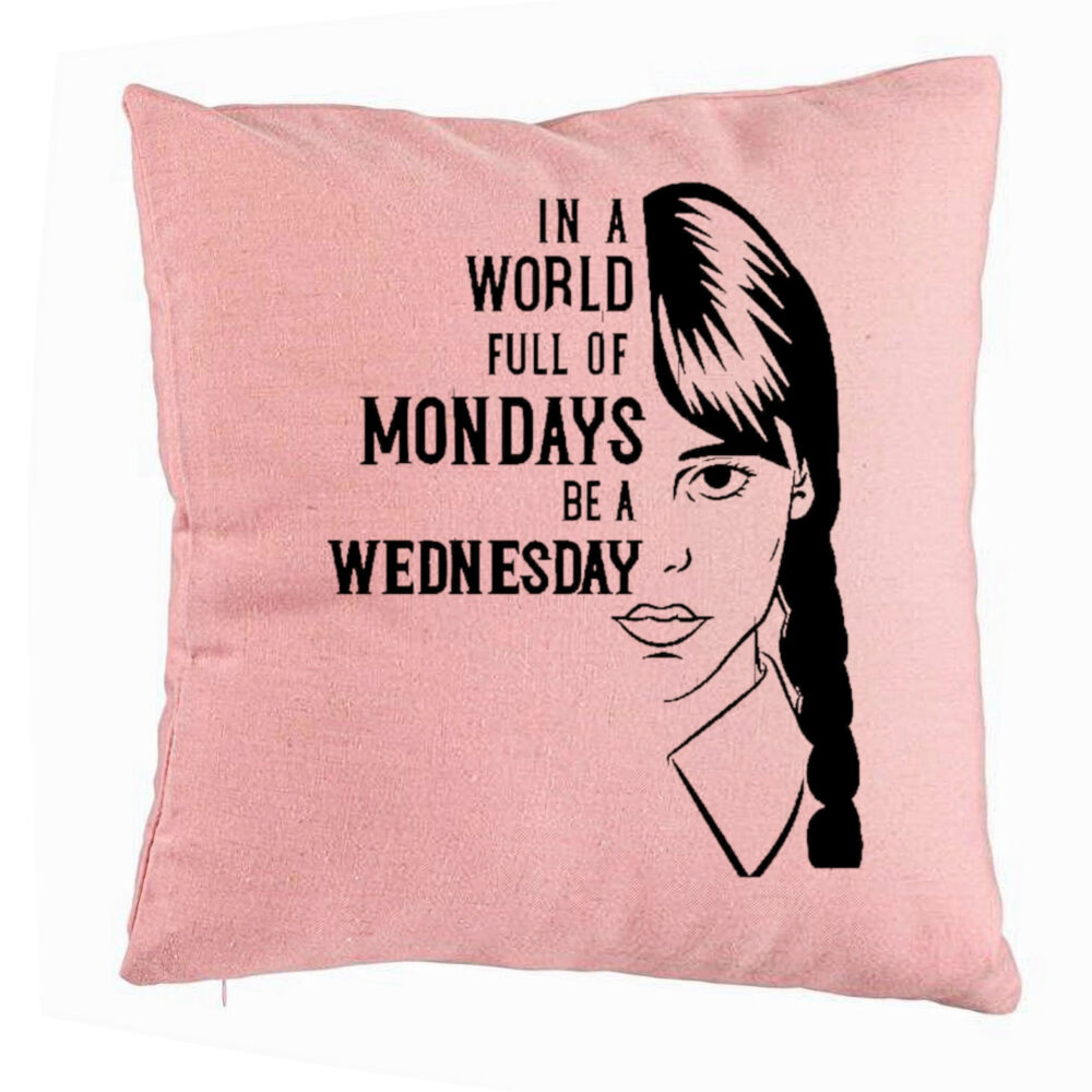 Perna Decorativa, Model Wednesday Addams si Text, 40x40 cm, Roz, Husa Detasabila, Burduf 5 Perna Decorativa