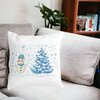 Perna Decorativa Om de Zapada si Brad, 40x40 cm, Alba, Mata, Husa Detasabila, Burduf 24 Burduf