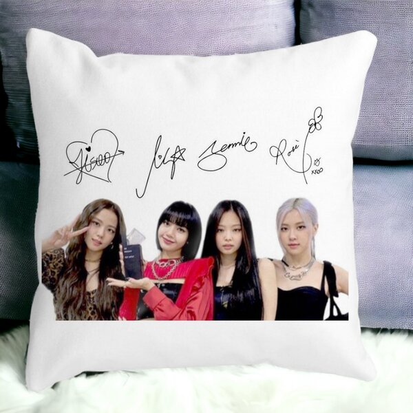 Perna Decorativa Patrata Blackpink K-POP semnaturi, 40x40 cm, Alba, Mata, Husa Detasabila, Burduf 12 40x40 cm