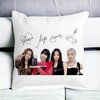 Perna Decorativa Patrata Blackpink K-POP semnaturi, 40x40 cm, Alba, Mata, Husa Detasabila, Burduf 19 Mata