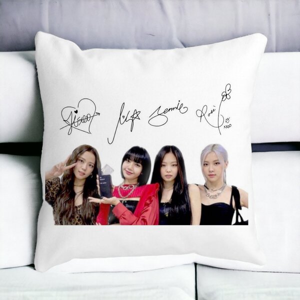 Perna Decorativa Patrata Blackpink K-POP semnaturi, 40x40 cm, Alba, Mata, Husa Detasabila, Burduf 14 Mata
