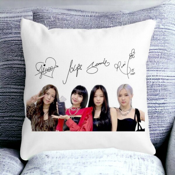 Perna Decorativa Patrata Blackpink K-POP semnaturi, 40x40 cm, Alba, Mata, Husa Detasabila, Burduf 15 Husa Detasabila