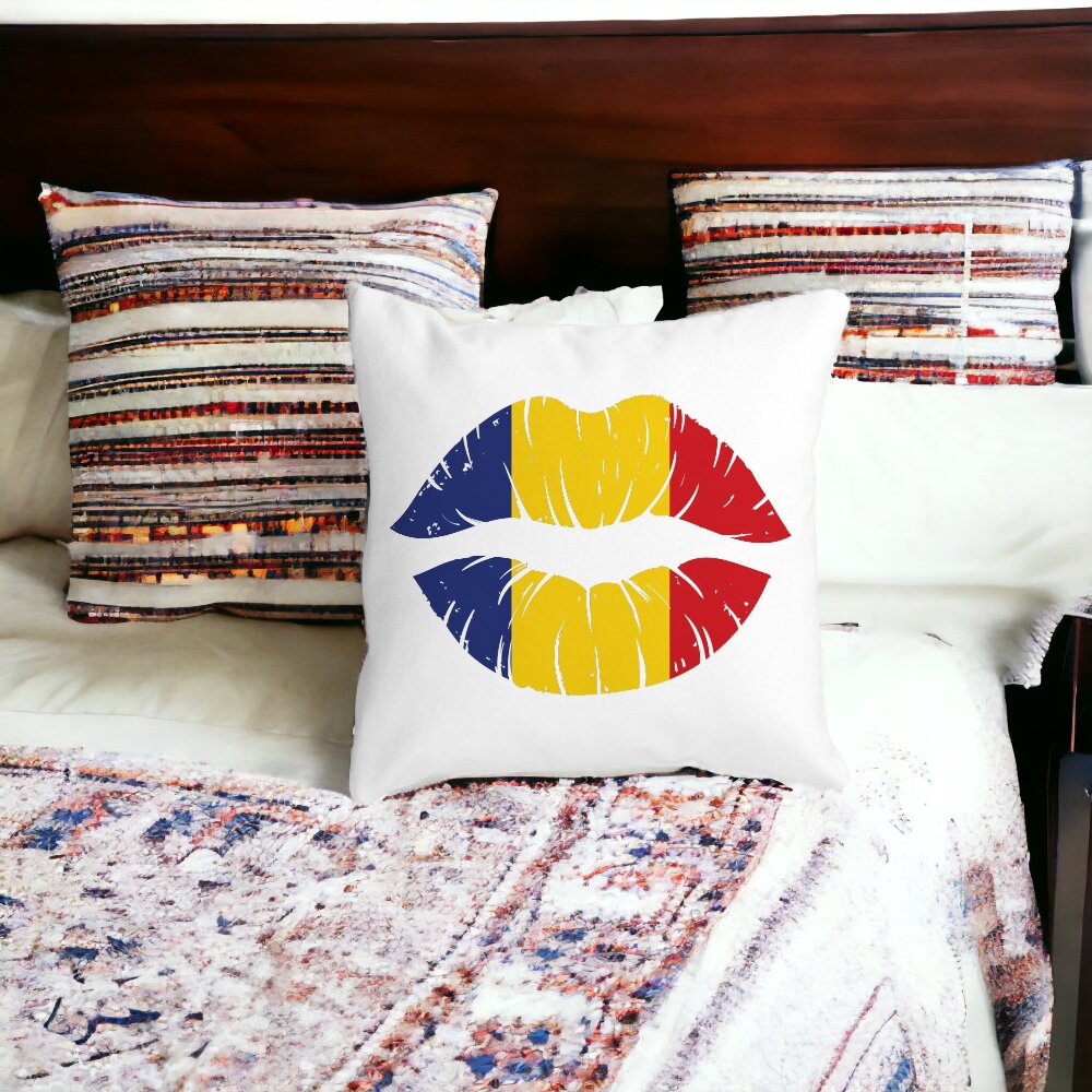 Perna Decorativa Patrata Romanian Kiss, 40x40 cm, Alba, Mata, Husa Detasabila, Burduf 14 Mata