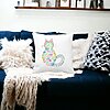 Perna Decorativa Pisica cu Flori, Multicolor, 40x40 cm, Alba, Mata, Husa Detasabila, Burduf 23 Mata
