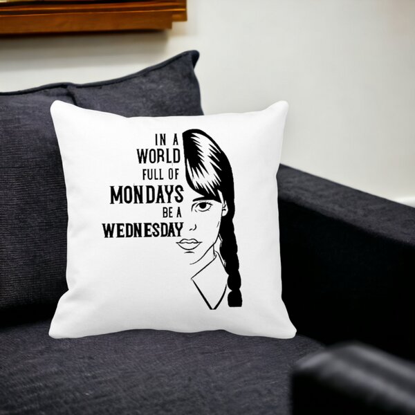 Perna Decorativa Wednesday Addams si Text, 40x40 cm, Alba, Mata, Husa Detasabila, Burduf 14 40x40 cm