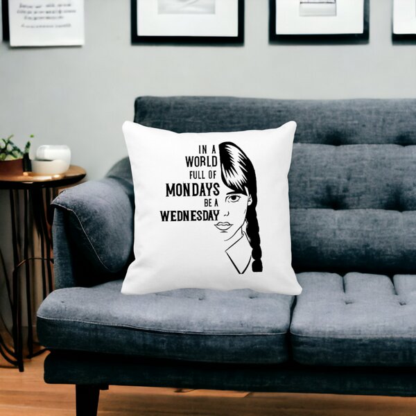 Perna Decorativa Wednesday Addams si Text, 40x40 cm, Alba, Mata, Husa Detasabila, Burduf 15 Alba