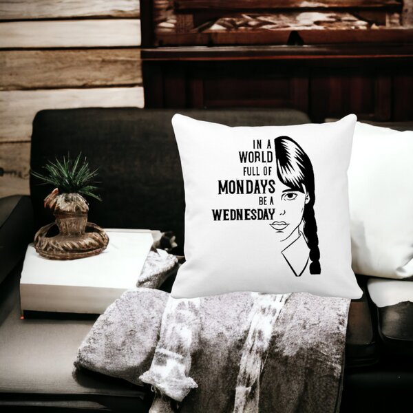 Perna Decorativa Wednesday Addams si Text, 40x40 cm, Alba, Mata, Husa Detasabila, Burduf 16 Mata