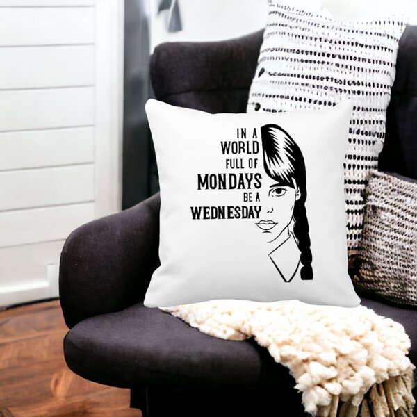 Perna Decorativa Wednesday Addams si Text, 40x40 cm, Alba, Mata, Husa Detasabila, Burduf 17 Husa Detasabila