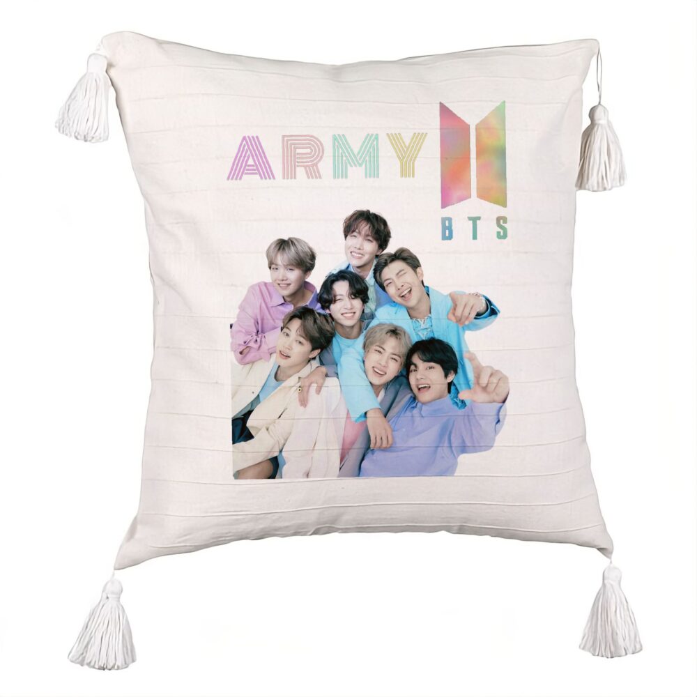 Perna Decorativa cu Franjuri BTS Army cu Semnaturi 2, 45x45 cm, Ecru, Cu fermoar 5 Perna Decorativa cu Franjuri BTS Army cu Semnaturi 2