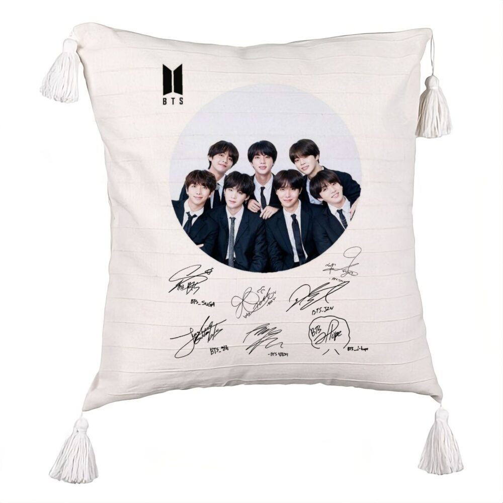 Perna Decorativa cu Franjuri BTS Army in Costum cu Semnaturi, 45x45 cm, Ecru, Cu fermoar 5 Perna Decorativa cu Franjuri BTS Army in Costum cu Semnaturi