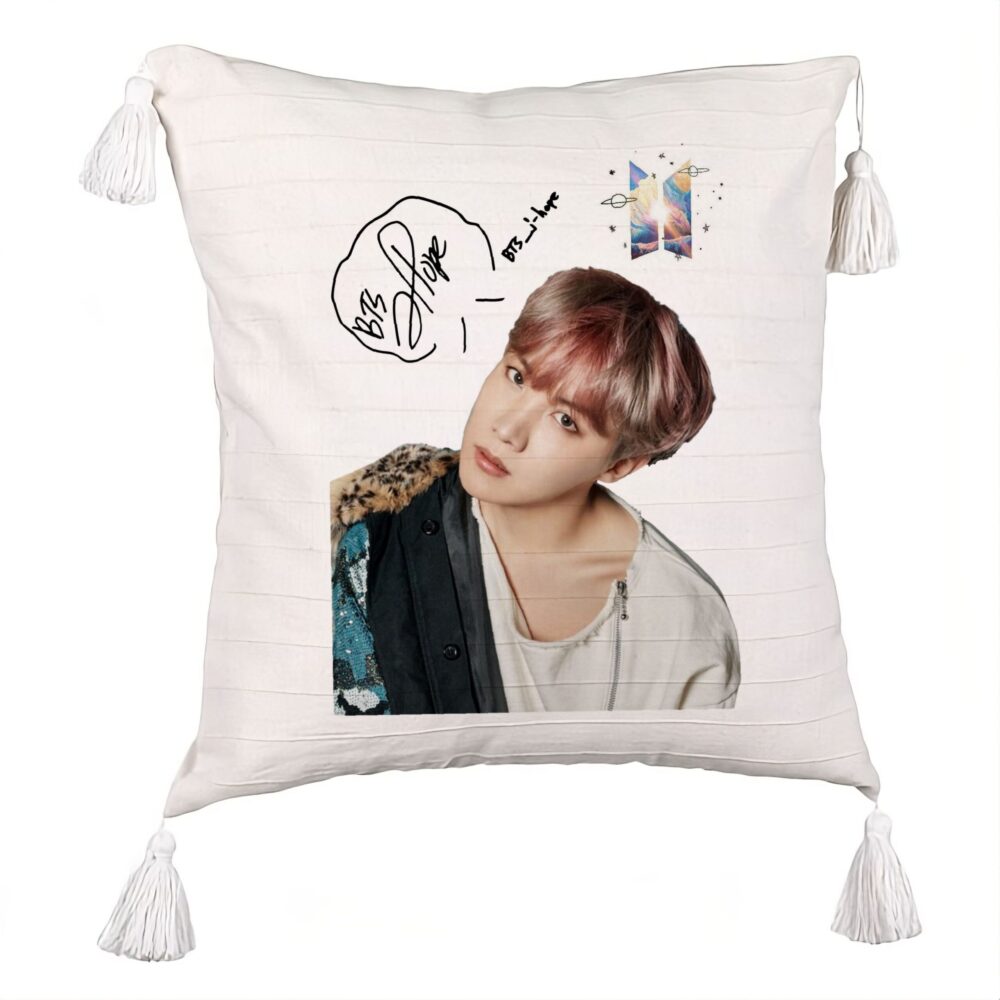Perna Decorativa cu Franjuri BTS J-hope, 45x45 cm, Ecru, Cu fermoar 5 Perna Decorativa cu Franjuri BTS J-hope