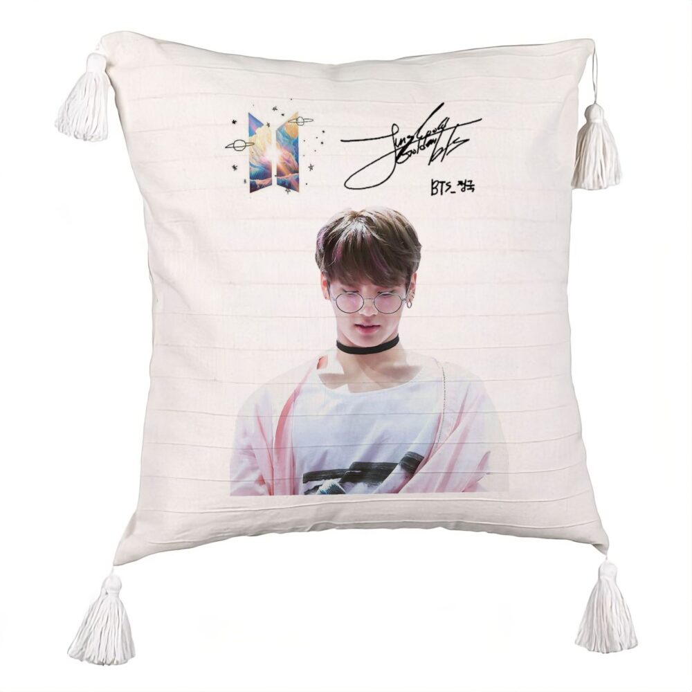Perna Decorativa cu Franjuri BTS Jungkook 2, 45x45 cm, Ecru, Cu fermoar 5 Perna Decorativa cu Franjuri BTS Jungkook 2