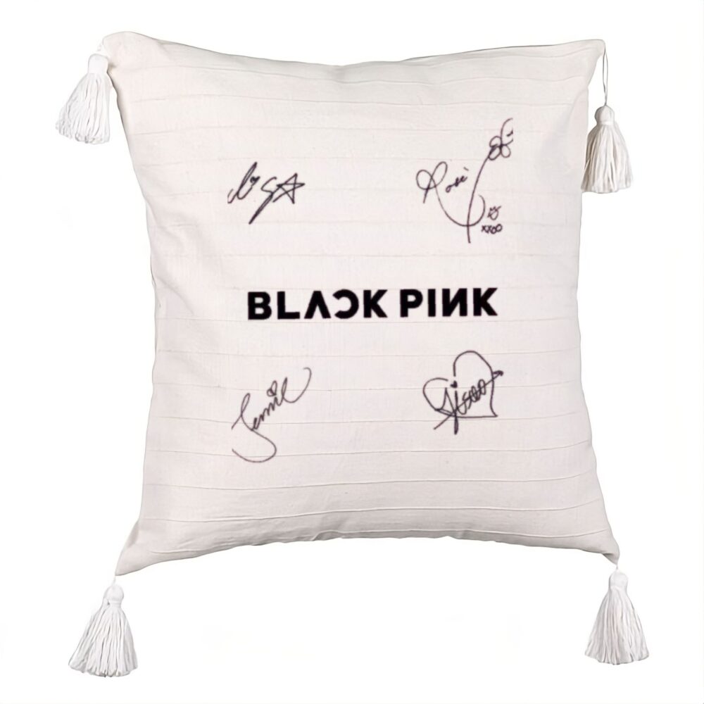 Perna Decorativa cu Franjuri BlackPink cu Semnaturi, Model 2, 45x45 cm, Ecru, Cu fermoar 5 Perna Decorativa cu Franjuri BlackPink cu Semnaturi