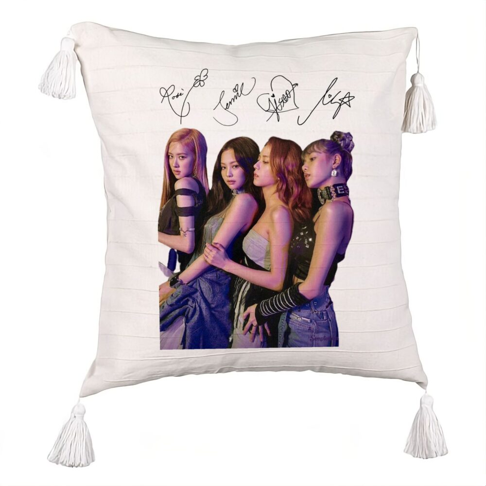 Perna Decorativa cu Franjuri BlackPink cu Semnaturi, Model 3, 45x45 cm, Ecru, Cu fermoar 5 Perna Decorativa cu Franjuri BlackPink cu Semnaturi