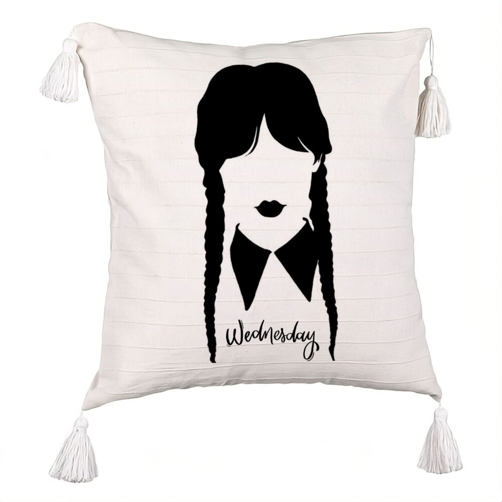 Perna Decorativa cu Franjuri, Model Wednesday Addams 2, 45x45 cm, Ecru, Cu fermoar 5 Perna Decorativa cu Franjuri