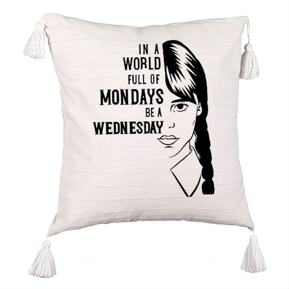 Perna Decorativa cu Franjuri, Model Wednesday Addams si Text, 45x45 cm, Ecru, Cu fermoar 5 Perna Decorativa cu Franjuri