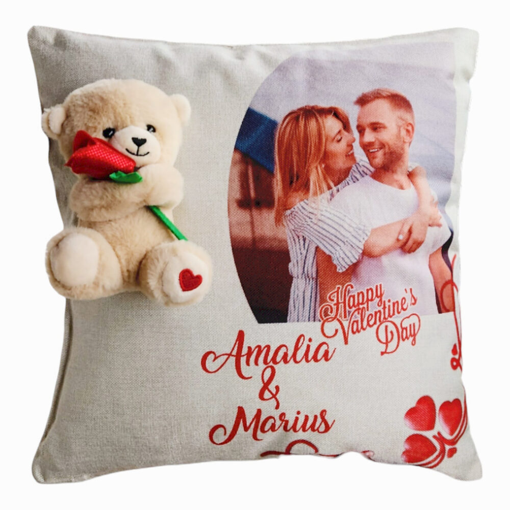 Perna Pentru Cupluri, Personalizata cu Nume si Fotografie + Ursulet cu Trandafir - Cadou Valentine's Day Handmade, 40x40 cm 9 ursulet cu floare 1 4 PhotoRoom PhotoRoom