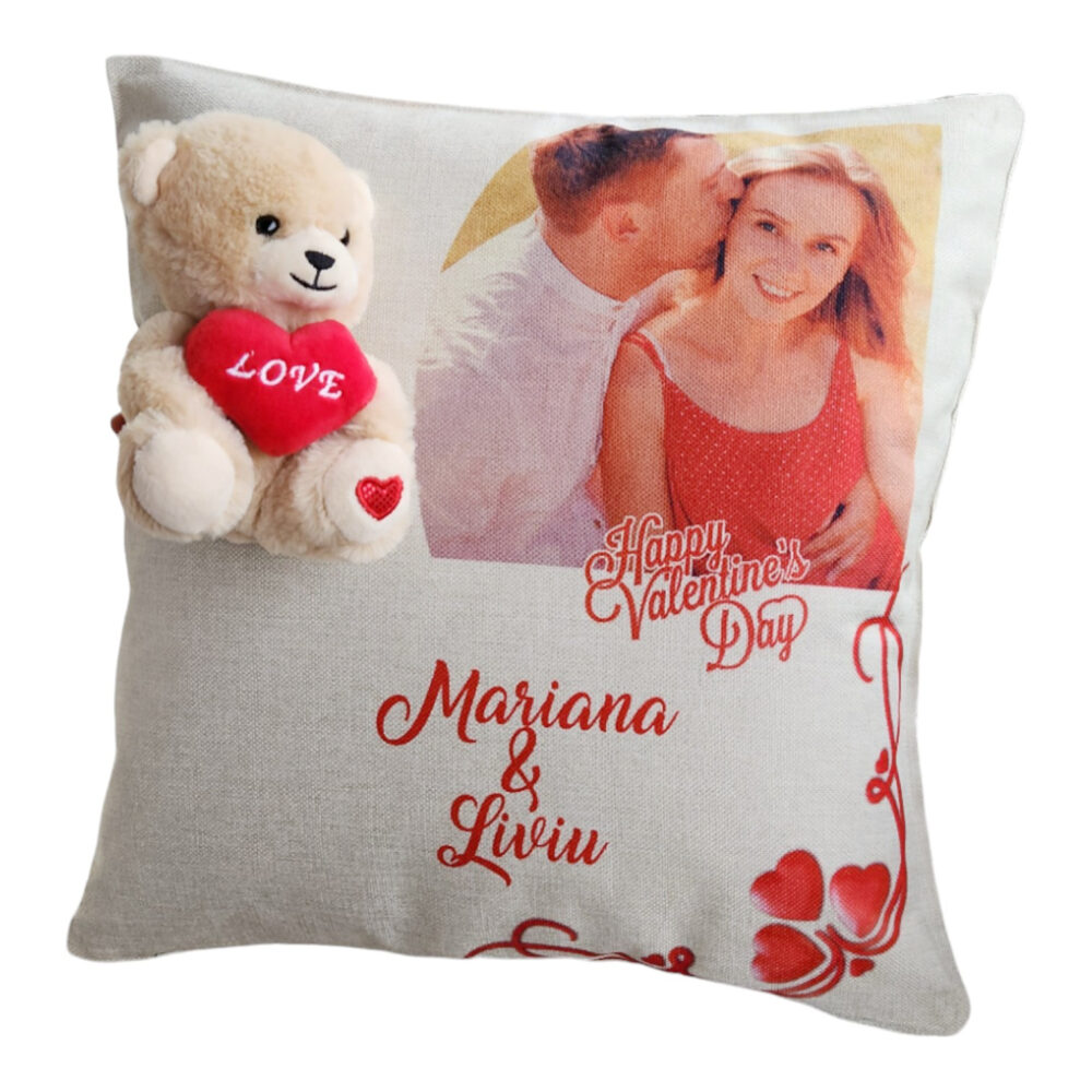 Perna Ziua Indragostitilor, Personalizata cu Nume si Fotografie + Ursulet cu Inima - Cadou Valentine's Day Handmade, 40x40 cm 6 vertical text mijloc 1 8 PhotoRoom PhotoRoom