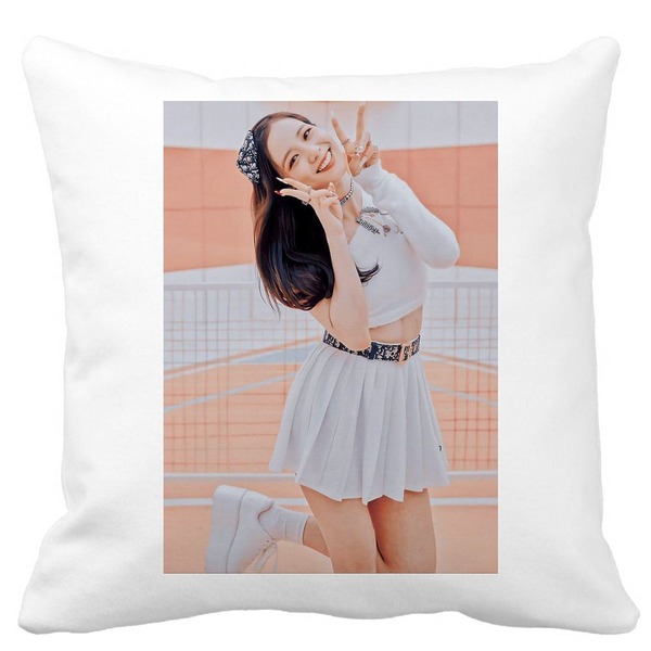 Perna Decorativa BlackPink Jisoo 2, 40×40 cm, Alba, Mata, Husa Detasabila, Burduf 3 bscalbmat0775