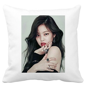 Perna Decorativa BlackPink Jennie 1, 40×40 cm, Alba, Mata, Husa Detasabila, Burduf