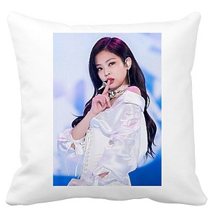 Perna Decorativa BlackPink Jennie 2, 40×40 cm, Alba, Mata, Husa Detasabila, Burduf