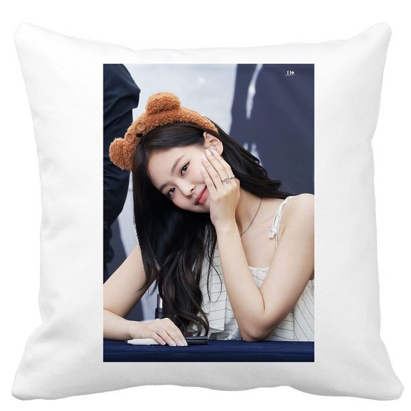Perna Decorativa BlackPink Jennie 3, 40×40 cm, Alba, Mata, Husa Detasabila, Burduf 3 bscalbmat0780