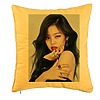Perna Decorativa BlackPink Jennie 1, 40x40 cm, Galben, Husa Detasabila, Burduf 7 bpglbn0778