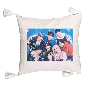 Perna Decorativa cu Franjuri , Stray Kids, 45×45 cm, Cu fermoar