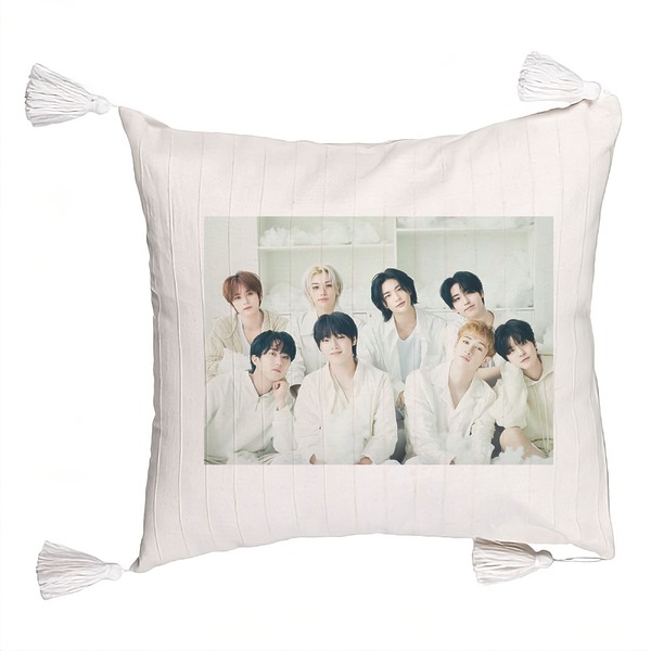 Perna Decorativa cu Franjuri , Stray Kids 10, 45×45 cm, Cu fermoar 5 bsc0759 3 rotated e1741211609355
