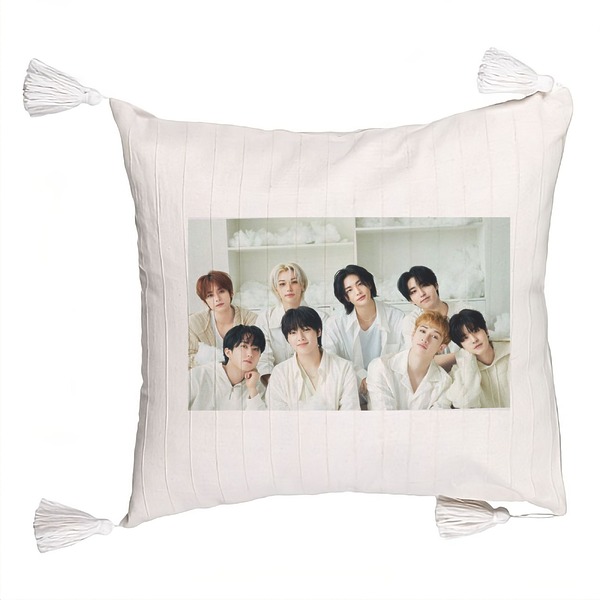 Perna Decorativa cu Franjuri , Stray Kids 14, 45×45 cm, Cu fermoar 5 bsc0763 3 rotated e1741211622871