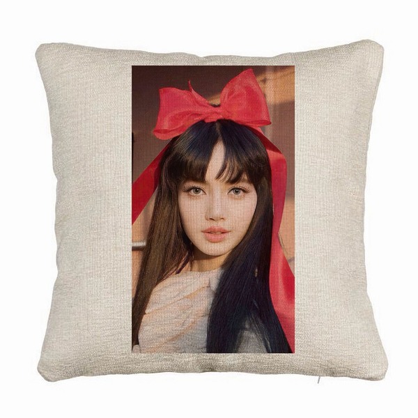 Perna Decorativa Canapea BlackPink Lisa 1, 40×40 cm, Husa Detasabila, Burduf 5 bsc0770 1
